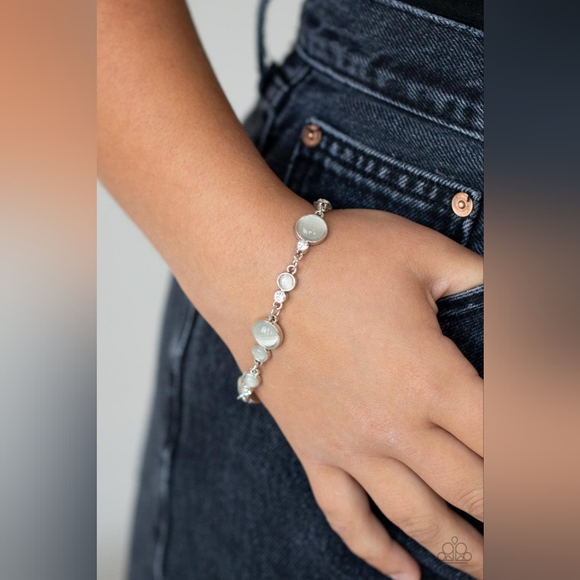🤍⭐️'Storybook Beam' White Cat's Eye Silver Clasp Bracelet - Paparazzi NWT⭐️🤍 - Picture 6 of 7